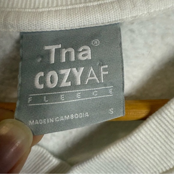 TNA White Sleeveless Vest Classic Knit Design - Picture 3 of 9